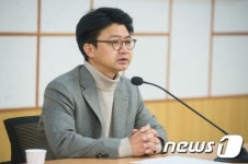 기조강연하는 강원택 서울대 교수