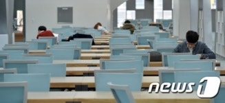 텅 빈 도서관, 졸업생은 출입금지
