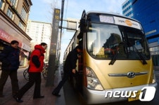 9호선 대체버스 탑승하는 시민들