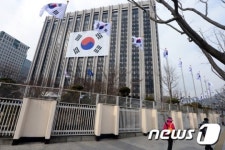 삼일절, 정부서울청사에 걸린 태극기