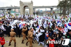 독립문 앞에서 재현되는 그날의 함성