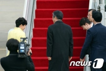 대통령 환송하는 이병기 靑 비서실장