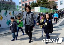 선생님 손 잡았어요
