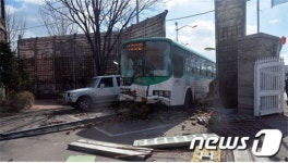시내버스 고등학교 담벼락 추돌