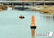 남원 광한루원 옆 요천에 춘향커플 탄 소금 뗏목배 등장
