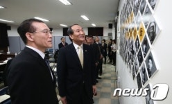 제막식 마친 뒤 전시물 둘러보는 박승춘 처장