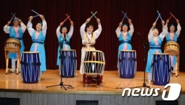 어르신들의 열정적인 난타 공연