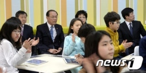 스마트 수업 참관하는 황우여 부총리