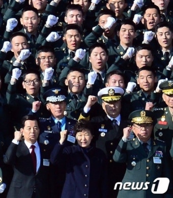 임관한 소위들과 기념촬영하는 박근혜 대통령