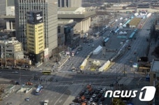 차량 없이 텅 빈 세종대로