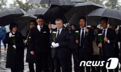 봉하마을 찾은 문재인 대표