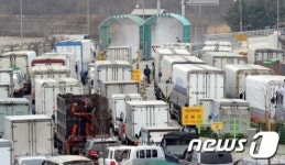 개성공단 향하는 입주기업 차량들