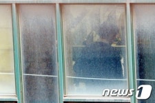 검찰의 압수수색 지켜보는 경남기업 직원들