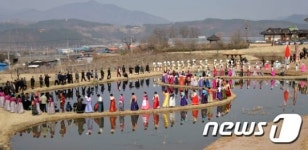 청도읍성 주위 도는 새마을 3단체 회원들
