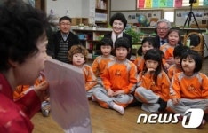 김종덕 장관, 아름다운 이야기 할머니 수업 참관
