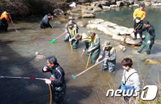 태백시환경재난협회, 황지연못 정화활동 펼쳐