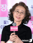 윤여정, 세월의 깊이를 느끼게 하는 아름다운 미소