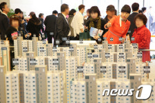 10년만에 대단지 분양 소식에 지역 실수요자 북적