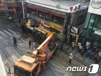 현대백화점 신촌점 앞 도로 지반 침하로 차량 넘어져