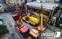 현대백화점 신촌점 앞 도로 지반 침하로 차량 전도