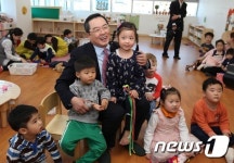 어린이들과 함께하는 구자열 회장