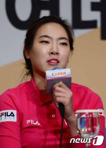 질문에 답하는 프로골퍼 이정민