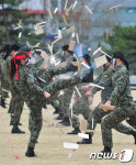 격파시범 보이는 특전대원들