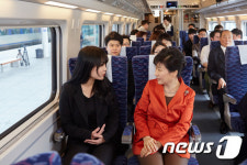 승객과 대화 나누는 박근혜 대통령