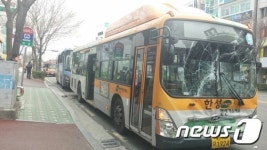 울산서 시내버스 3중 추돌...승객 22명 병원이송