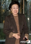 원탁회의 참석하는 한명숙 전 총리