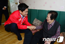 낮은 자세로 인사하는 오신환 후보