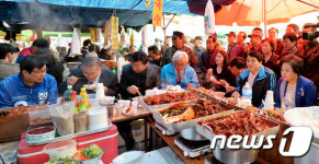 모란시장서 국수 먹는 문재인 대표