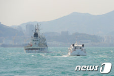 부산 앞바다서 예인되는 국제여객선