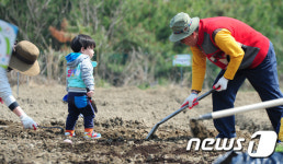 할아버지 제가 도와드릴까요?