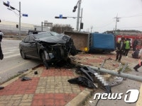익산 삼기 오룡교차로서 화물차-승용차 충돌…5명 중경상