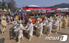 전통 상여행렬 재연