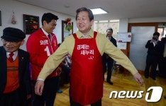 앞치마 두른 김무성 대표