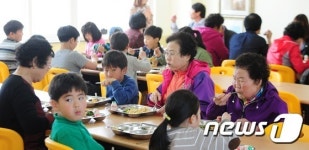 전북서 초등학교 재학중인 노인은 16명…최고령은 86세