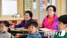 ‘황혼에 한글을 깨치다’…고창군 봉암초교 만학도 할머니들