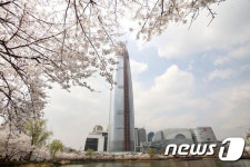 벚꽃 인파 덕분에…제2롯데월드 모처럼 북적