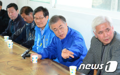 마니산 친환경 영농조합원들 만난 문재인-신동근