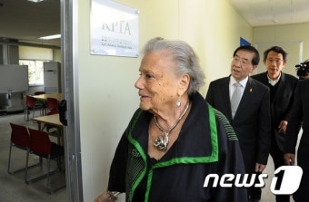 연구소 살펴보는 캐리 폴라니 레빗 교수와 박원순 시장