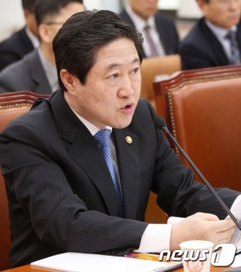 유기준 장관, 국회 농해수위 답변