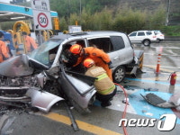 통영톨게이트 출구 안전대 충돌 교통사고 발생