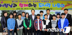 초등학생 격려하는 김연식 태백시장