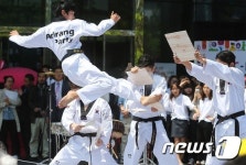 화려한 태권도 격파 시범