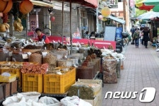발길 줄어든 약재상 거리