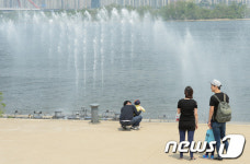 시원한 물줄기 내뿜는 수중분수
