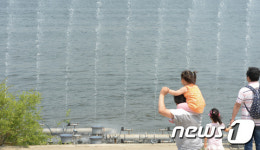 시원한 물줄기 내뿜는 수중분수