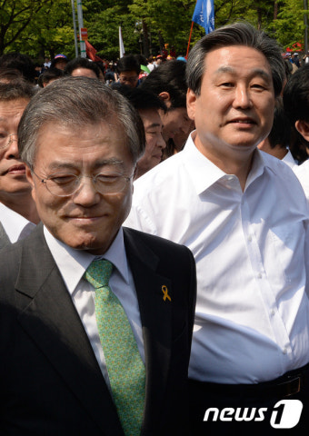 고개 숙인 문재인 대표